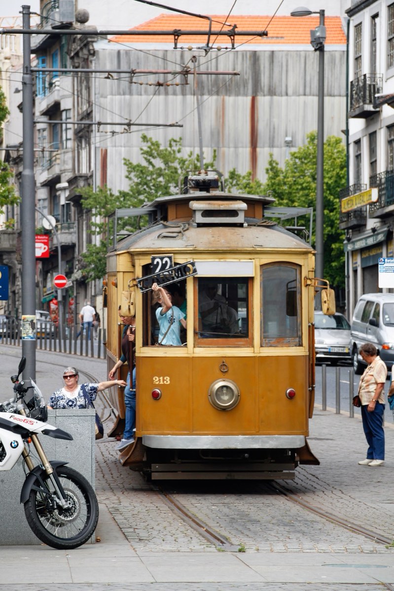 Elétrico histórico numa rua do Porto