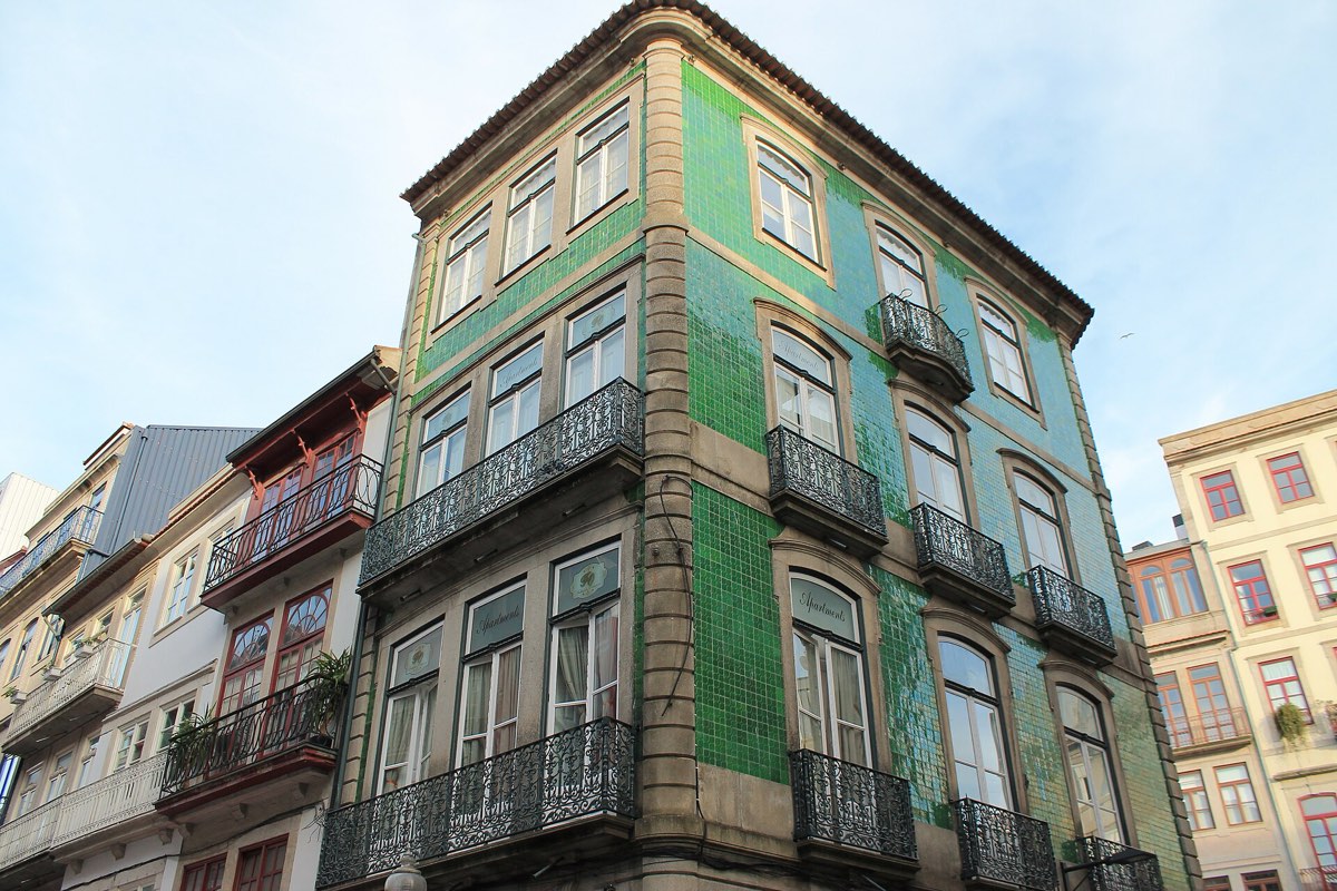 Mudanças com elevador exterior no Porto: quando é preciso e como funciona