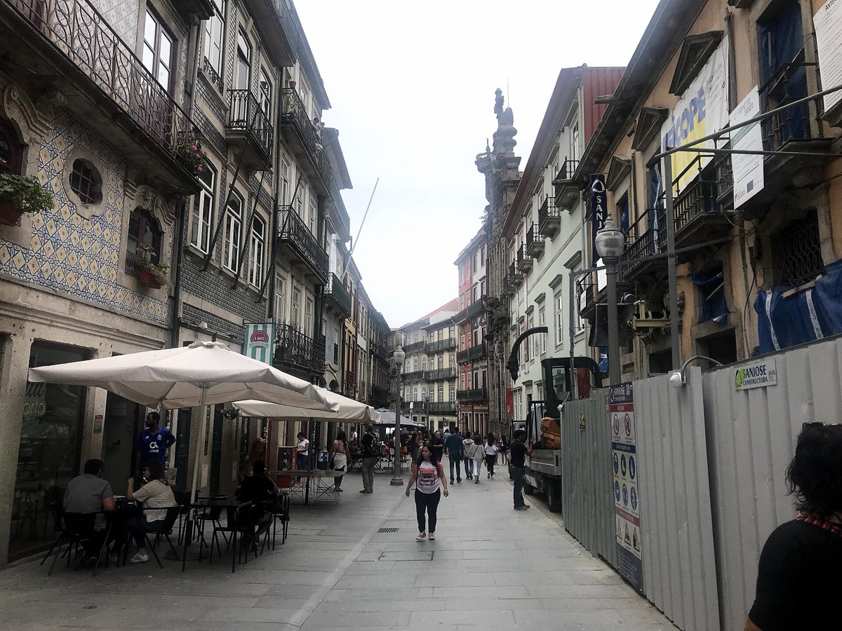 Rua estreita no centro do Porto